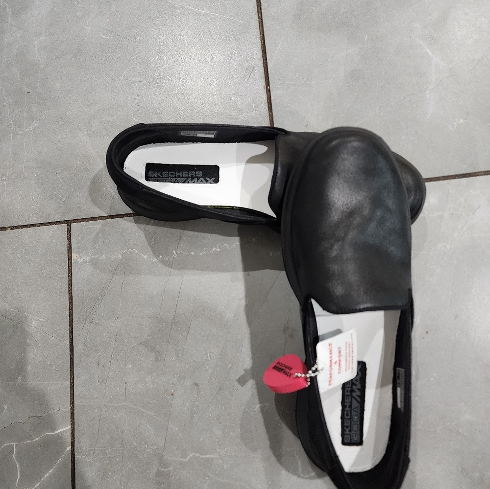 Skechers brand New  close shoes no box